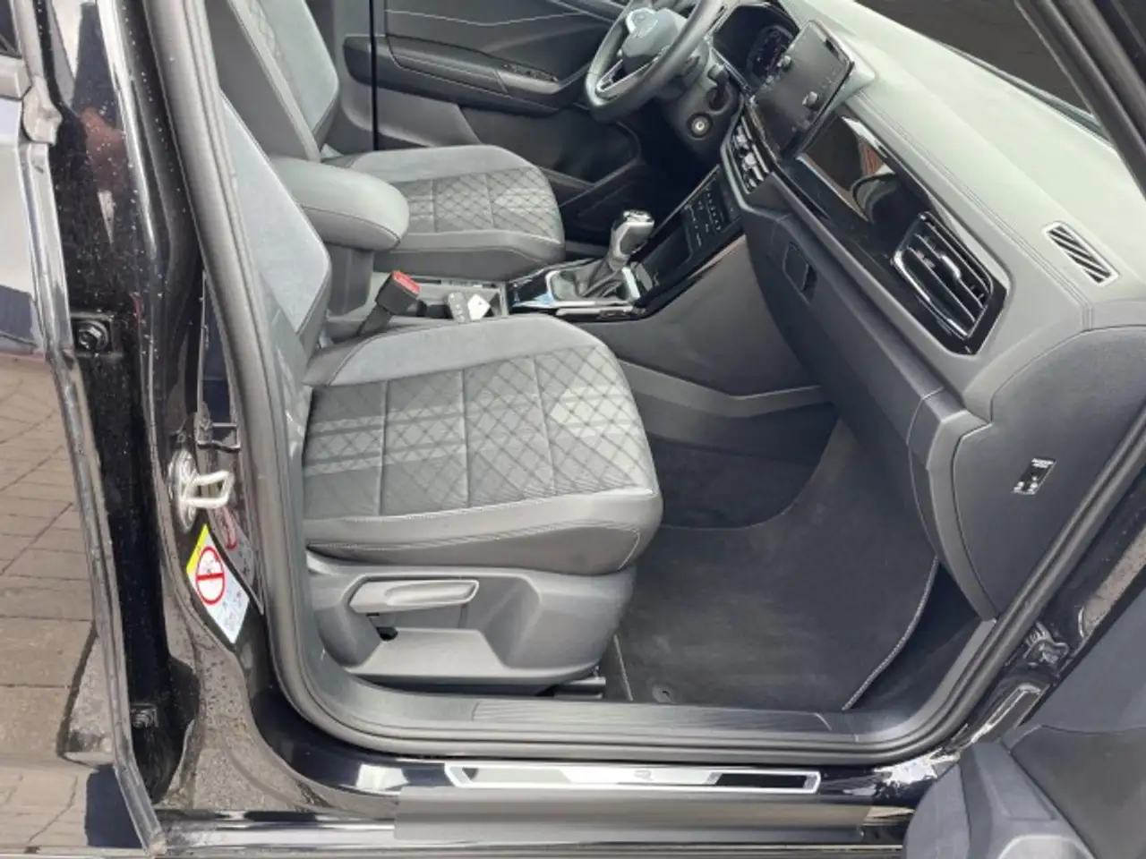 Volkswagen T-Roc 1.5 TSI DSG R-Line Standh Black Style Rear 8-fach — معرض صور السيارة 14