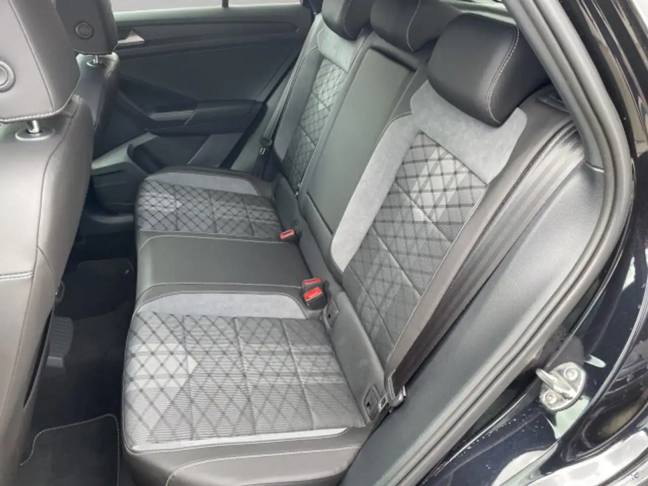 Volkswagen T-Roc 1.5 TSI DSG R-Line Standh Black Style Rear 8-fach — معرض صور السيارة 13