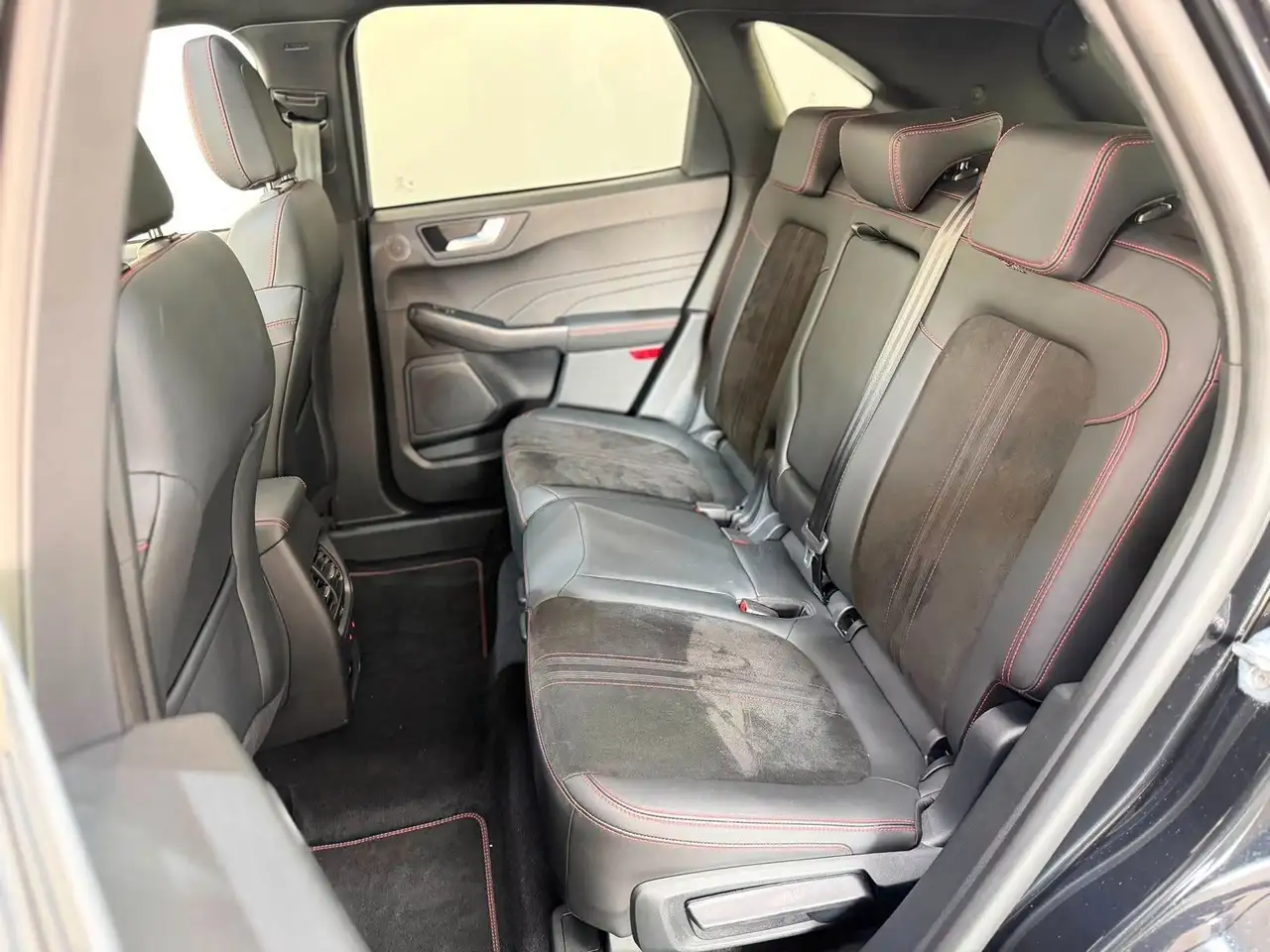 Ford Kuga 1.5 ST-Line X Automatik Pano|AHK|1.Hand — Galerie du véhicule 17