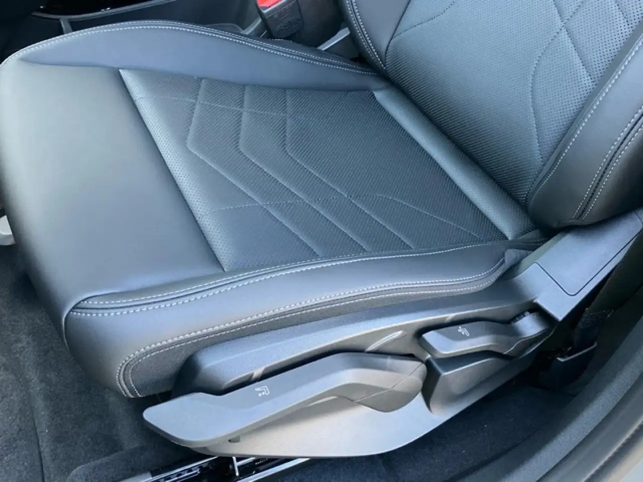 BMW iX1 eDrive20 — Vehicle gallery 25