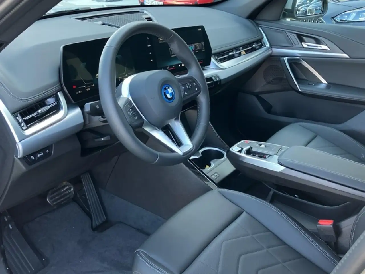 BMW iX1 eDrive20 — Vehicle gallery 6