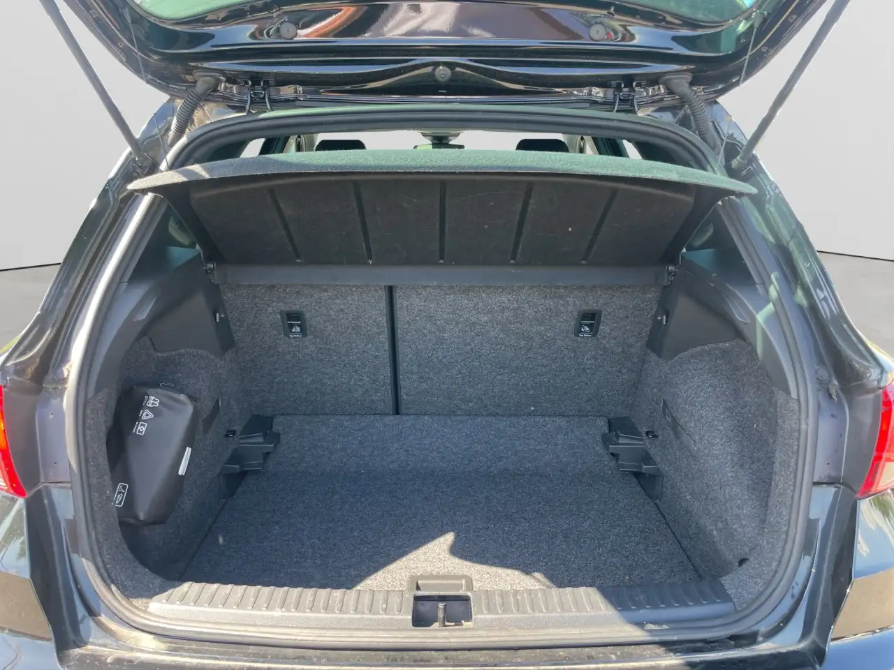 SEAT Arona FR TSI DSG ACC Navi SHZ Totwinkel 18Z — Vehicle gallery 9