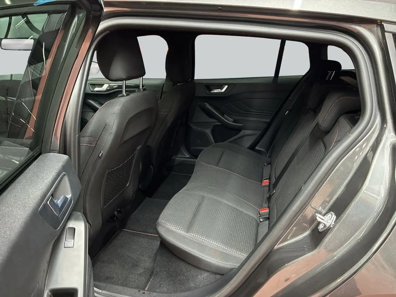 Ford Focus Turnier 1.0 EcoBoost Hybrid ST-LINE X — معرض صور السيارة 10