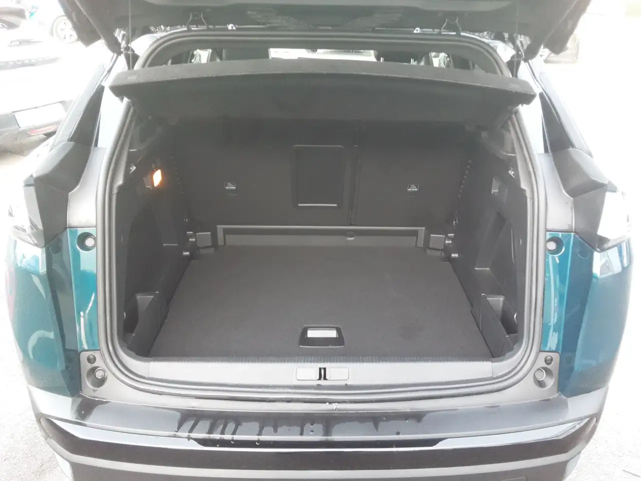Peugeot 3008 Hybrid 136 e-DSC6 GT ACC Navi PDC Pano — Galerie du véhicule 13