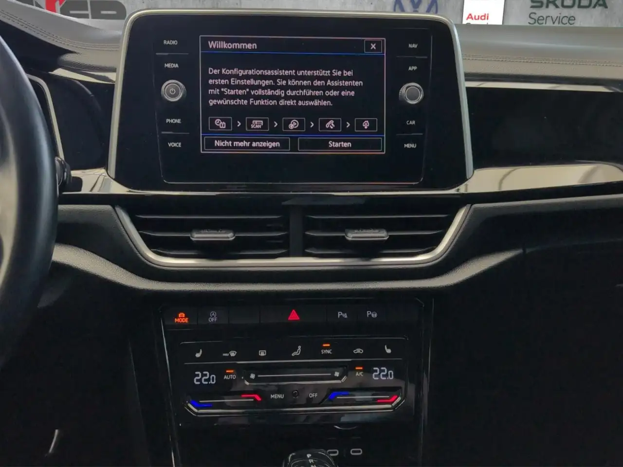 Volkswagen T-Roc R-Line 1.5 TSI DSG Klima Navi Rückfahrkamera — Vehicle gallery 15