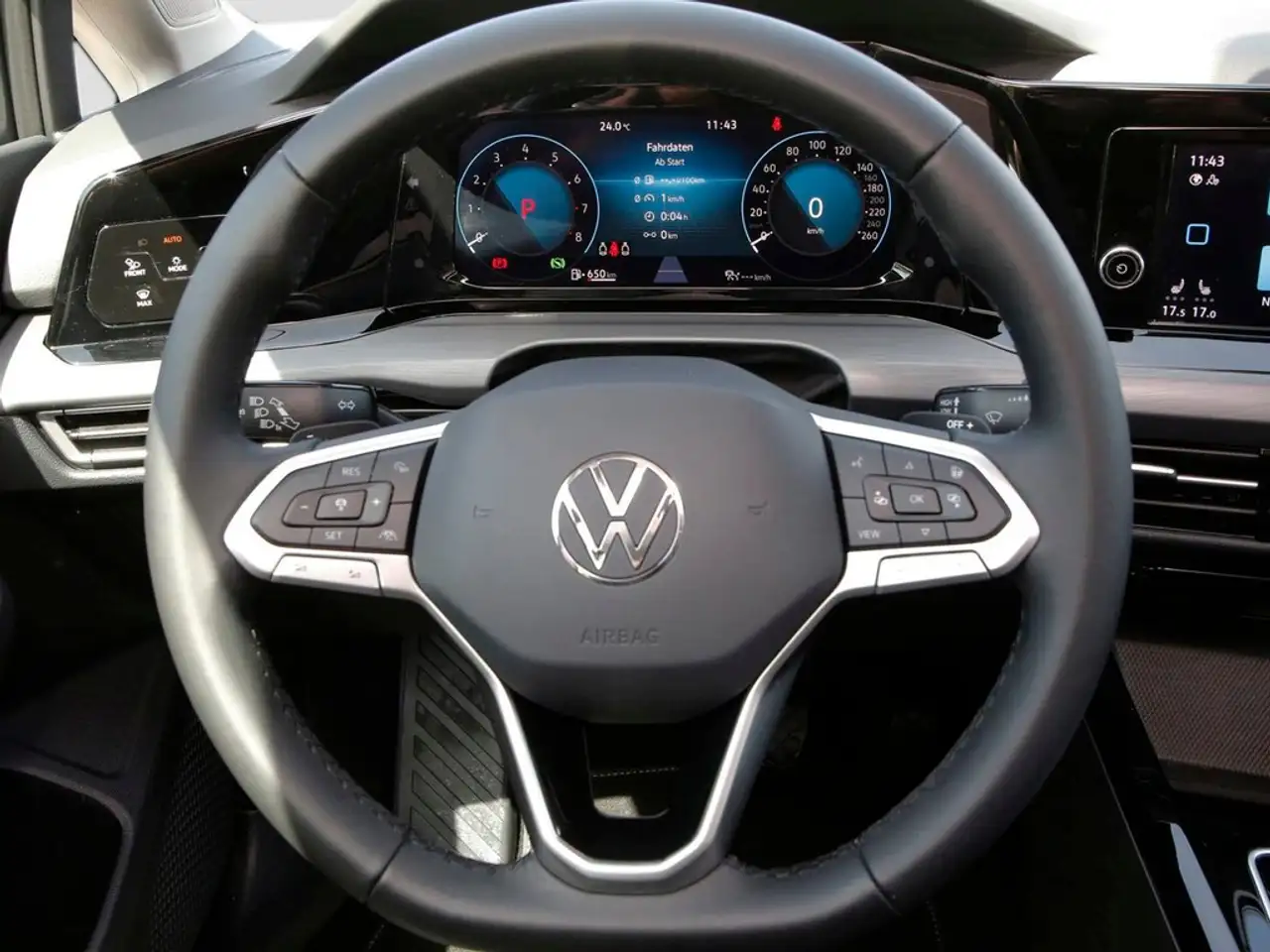 Volkswagen Golf VIII 1.5 eTSI Style 17" AppC.+VC ACC LED RFK+PD... — Galería del vehículo 13