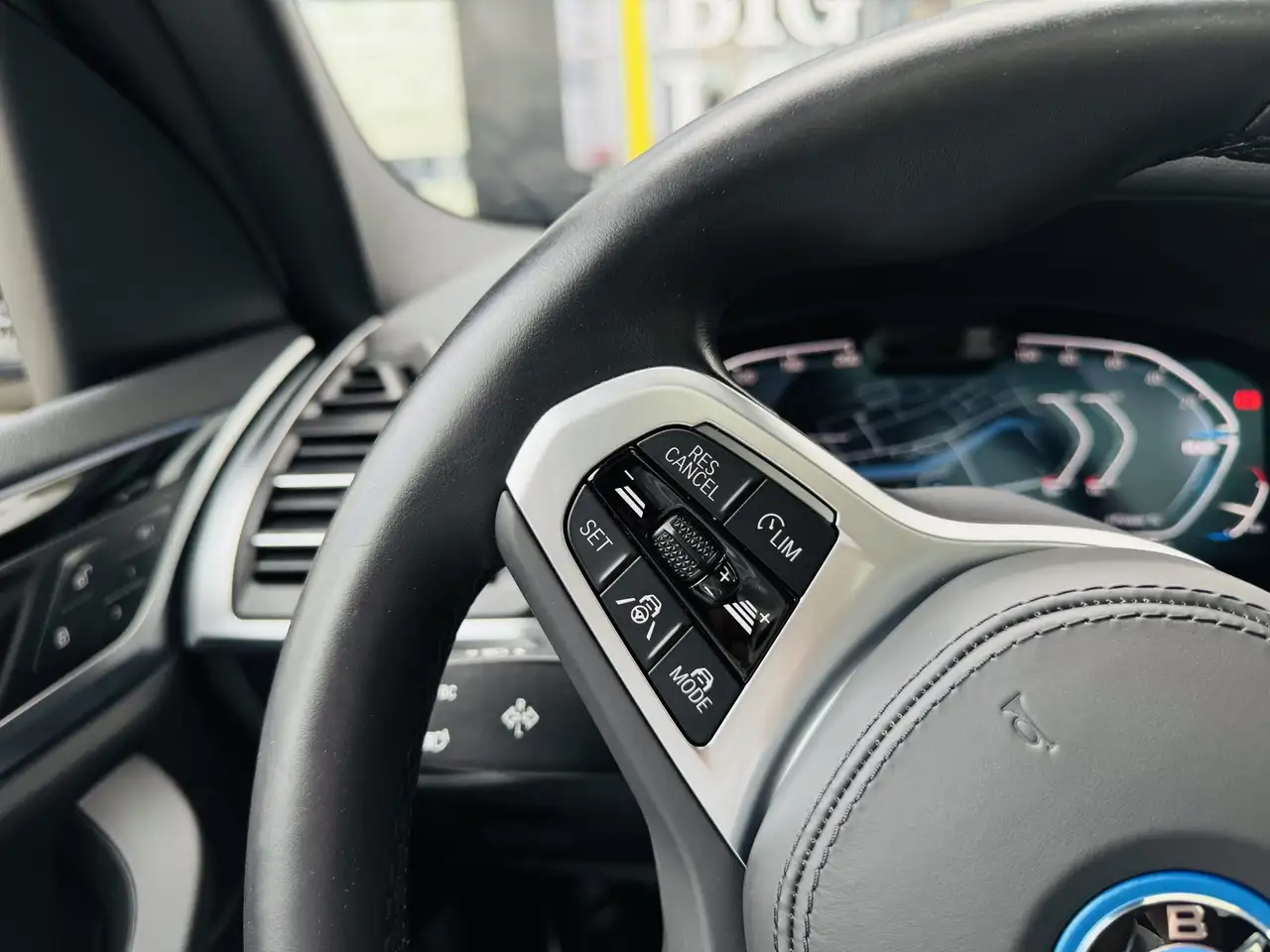 BMW iX3 M Sport AdapLED DA Prof PA Pano Standh. — معرض صور السيارة 16