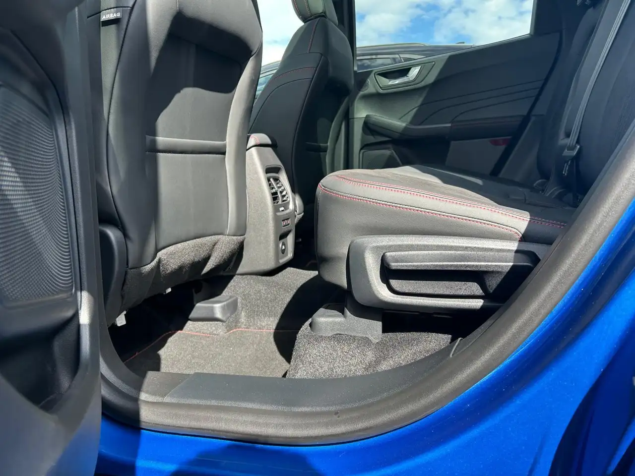 Ford Kuga ST-Line X 1,5 EcoBoost AHK PANO — Galería del vehículo 10