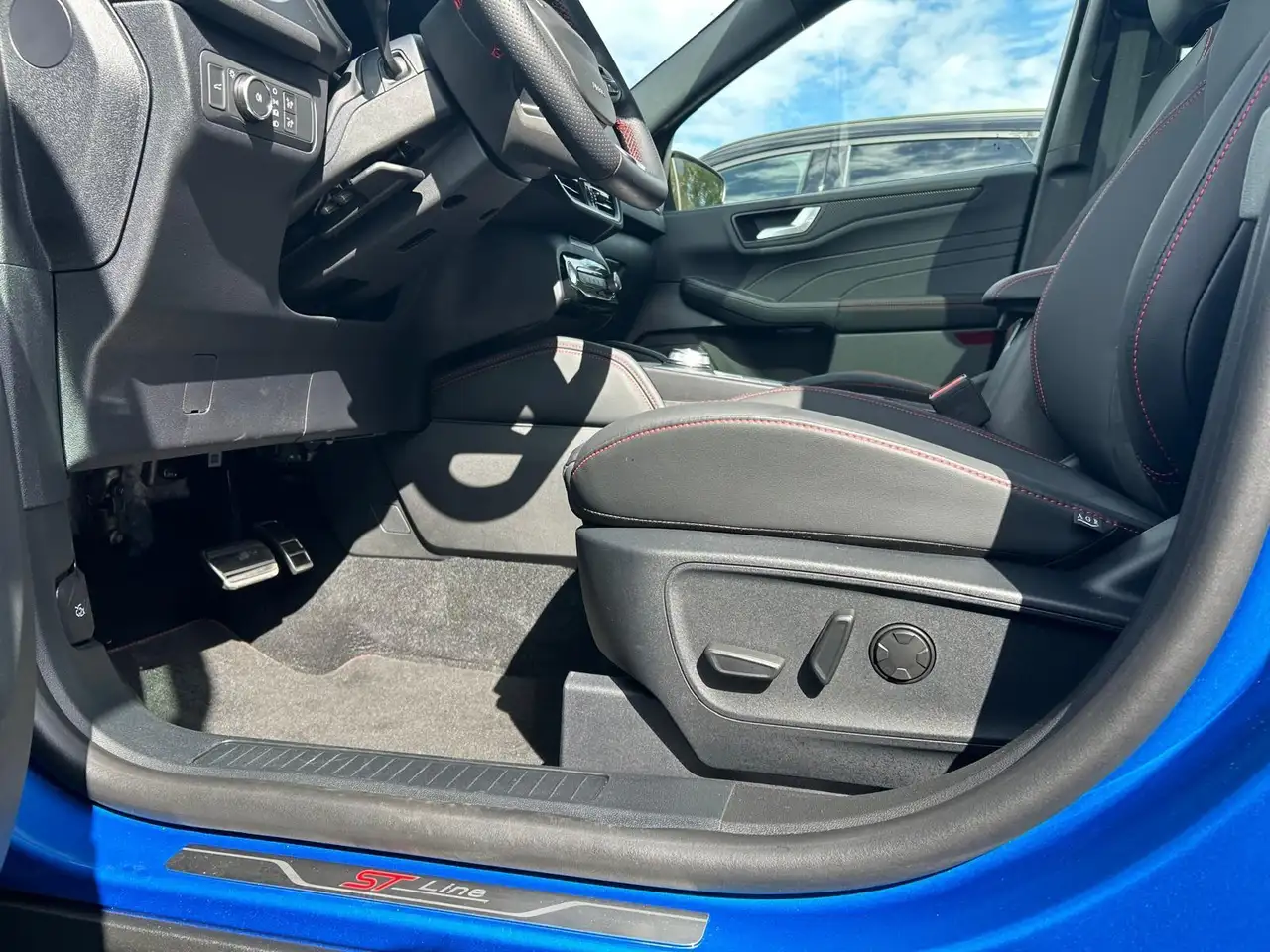 Ford Kuga ST-Line X 1,5 EcoBoost AHK PANO — Galería del vehículo 9