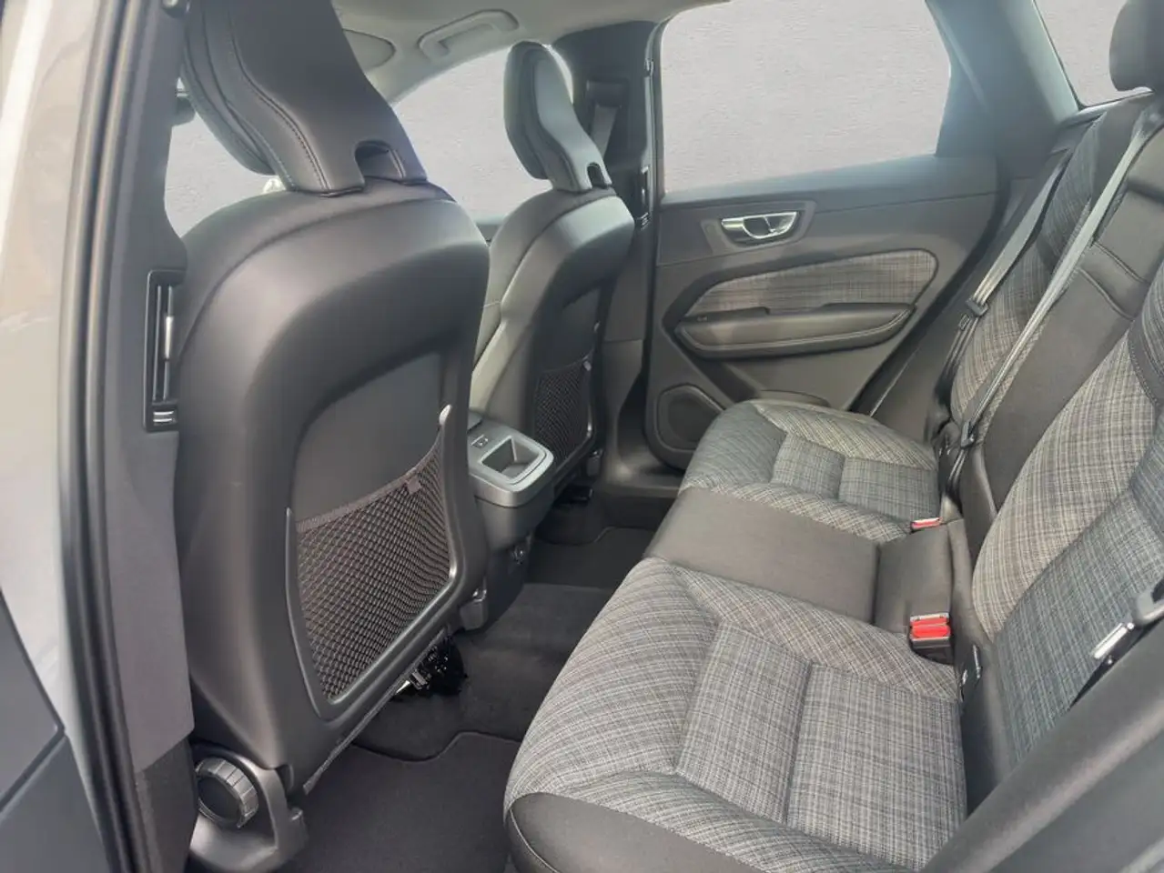 Volvo XC60 XC60 B5 AWD Core Aut Google-Maps LED Kamera PDCv+h — Galería del vehículo 14
