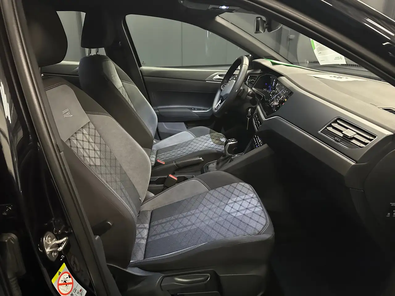 Volkswagen Polo VI R-Line *NAVI*IQ.Drive*KAMERA*CarPlay*ACC*Sitzhz — Vehicle gallery 10