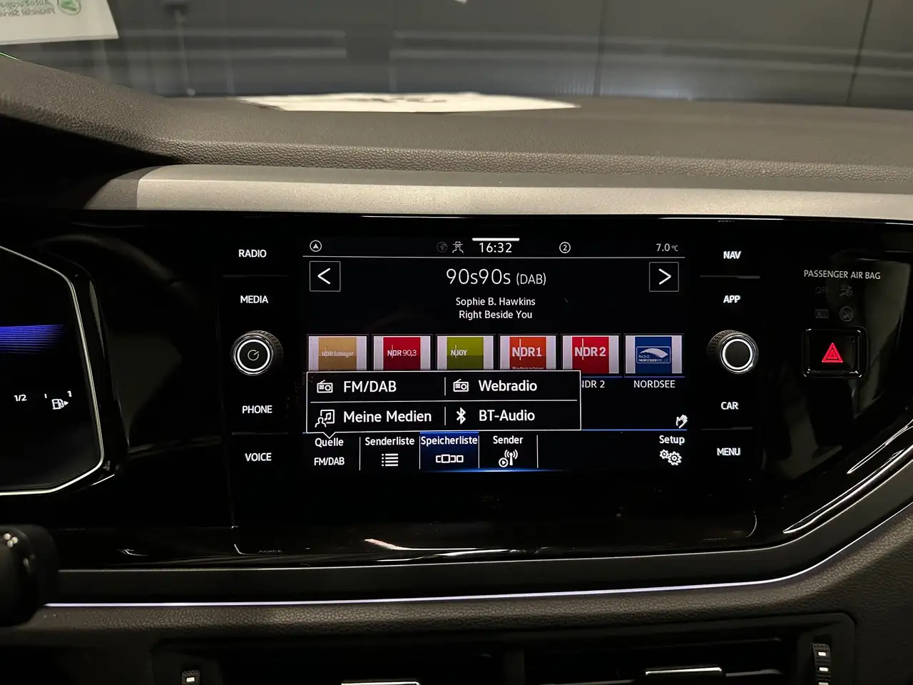Volkswagen Polo VI R-Line *NAVI*IQ.Drive*KAMERA*CarPlay*ACC*Sitzhz — Vehicle gallery 23