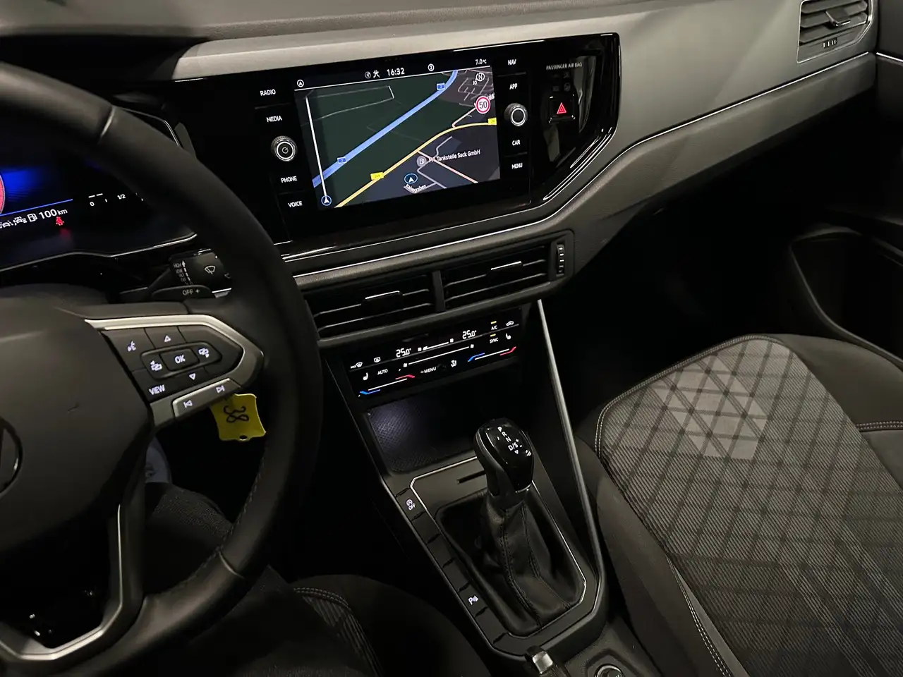 Volkswagen Polo VI R-Line *NAVI*IQ.Drive*KAMERA*CarPlay*ACC*Sitzhz — Vehicle gallery 18