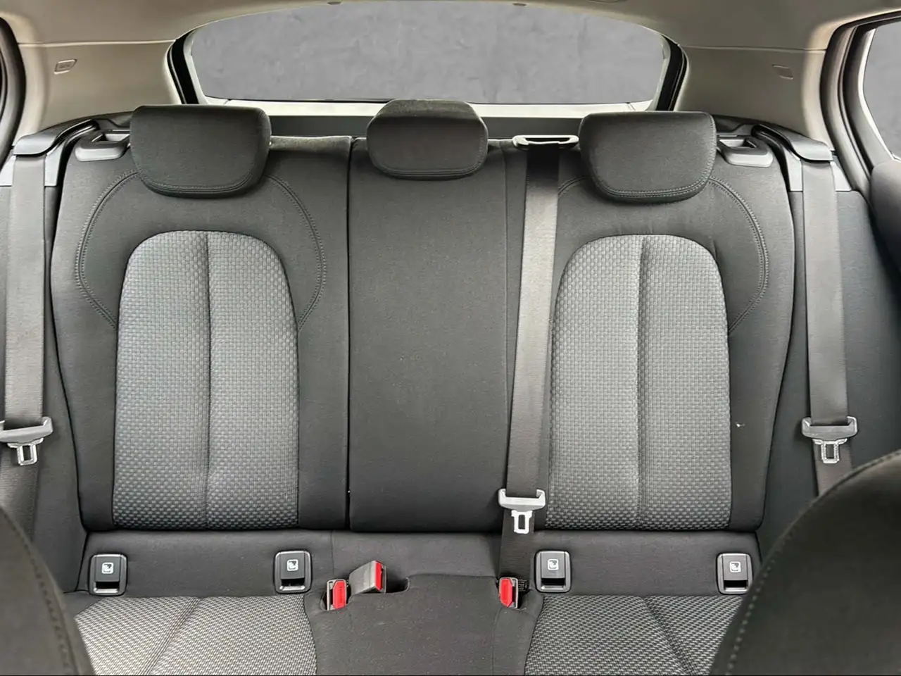 BMW 118 i 5-Türer Advantage Shadow Line — معرض صور السيارة 20