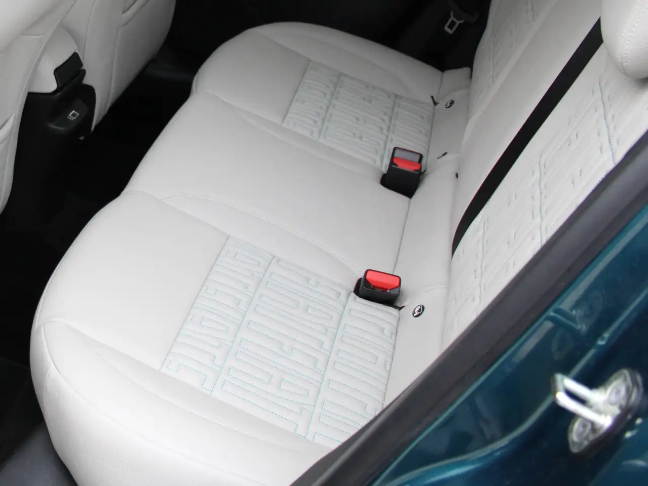 Fiat 600 Hybrid La Prima, Navi, LM-Räder, CarPlay, Rückfahrkamera — Galería del vehículo 12