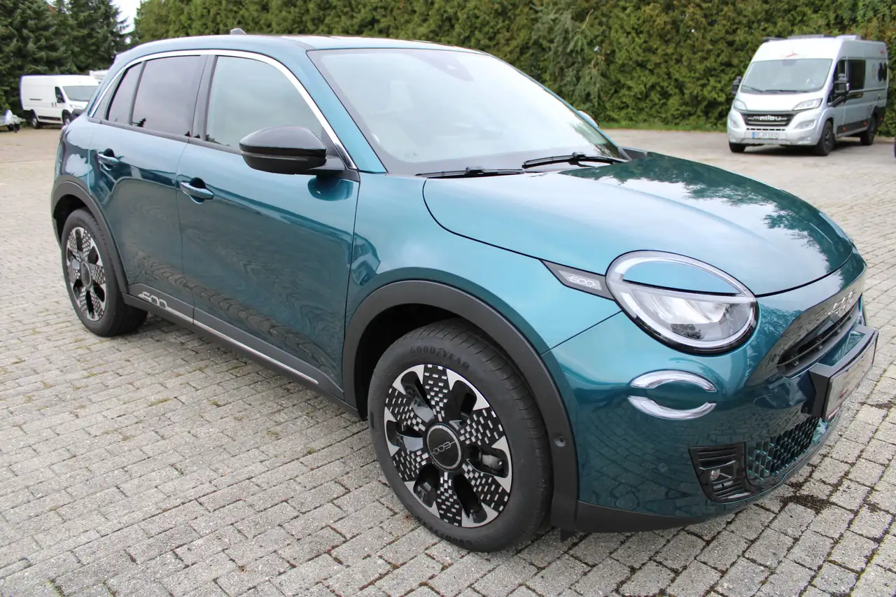 Fiat 600 Hybrid La Prima, Navi, LM-Räder, CarPlay, Rückfahrkamera — Galería del vehículo 4