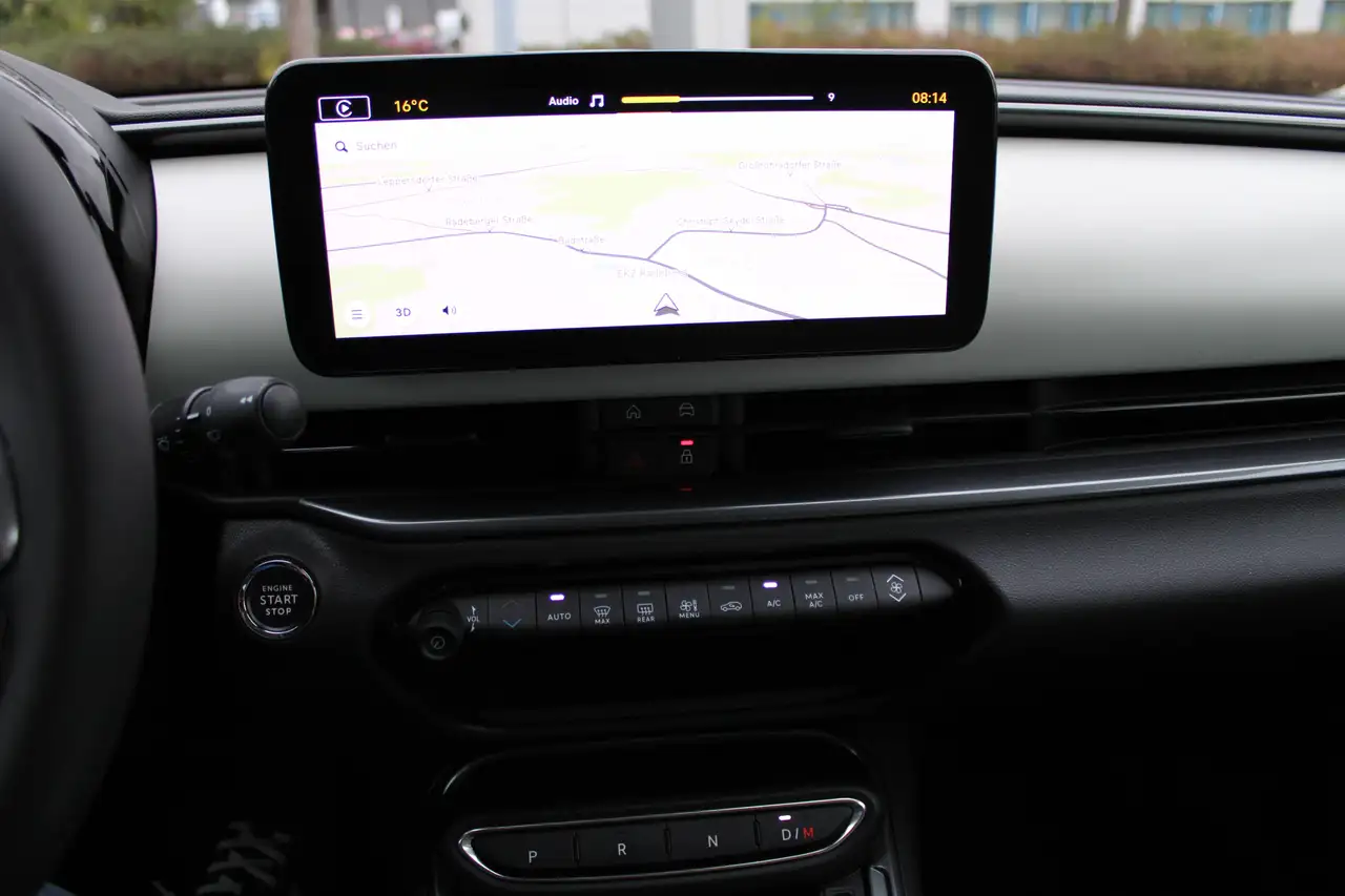 Fiat 600 Hybrid La Prima, Navi, LM-Räder, CarPlay, Rückfahrkamera — Galería del vehículo 6