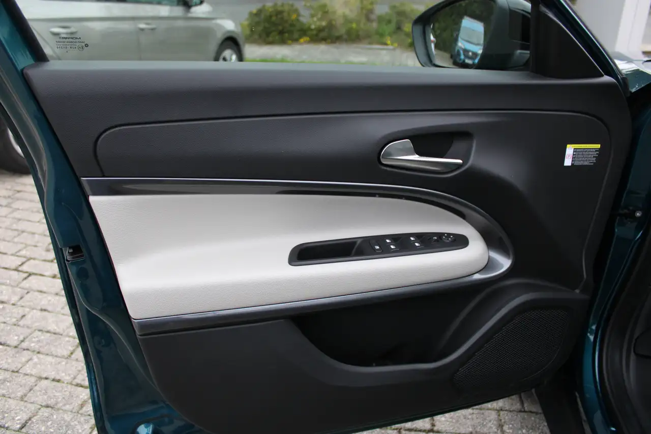 Fiat 600 Hybrid La Prima, Navi, LM-Räder, CarPlay, Rückfahrkamera — Galería del vehículo 10