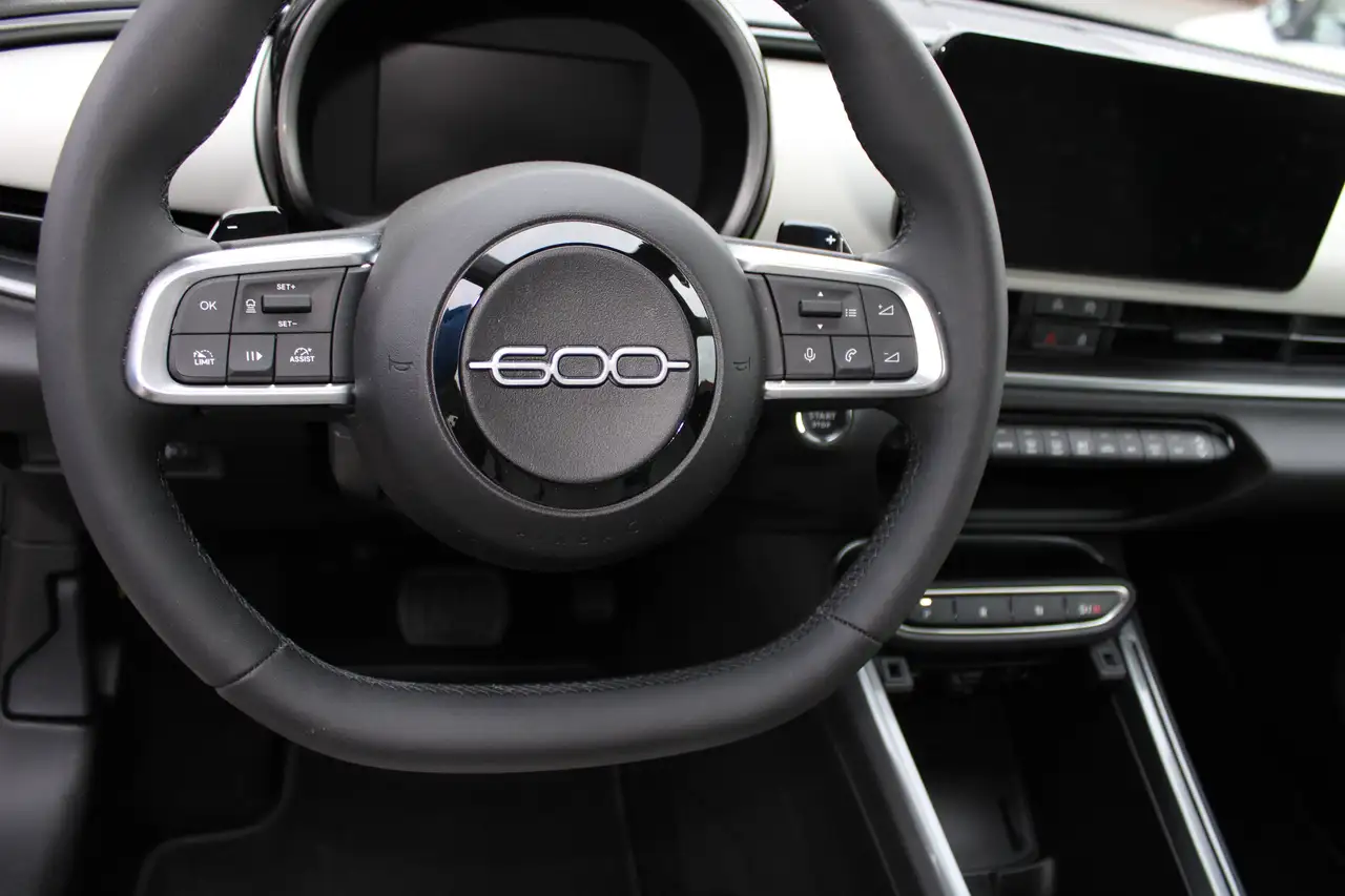 Fiat 600 Hybrid La Prima, Navi, LM-Räder, CarPlay, Rückfahrkamera — Galería del vehículo 9
