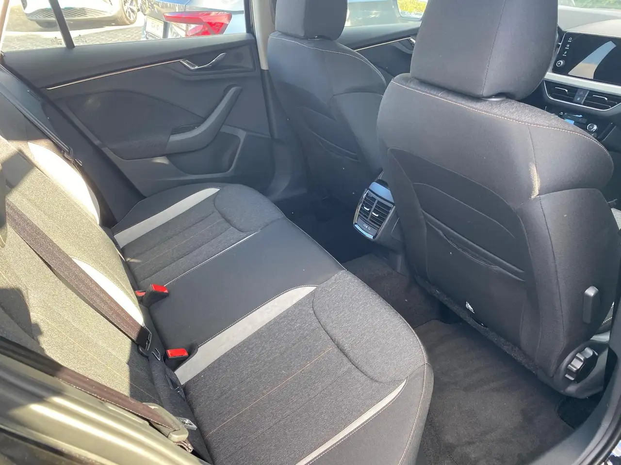 Skoda Scala 1.5 DSG Selection ACC AHK el. Heckklappe — Galería del vehículo 6