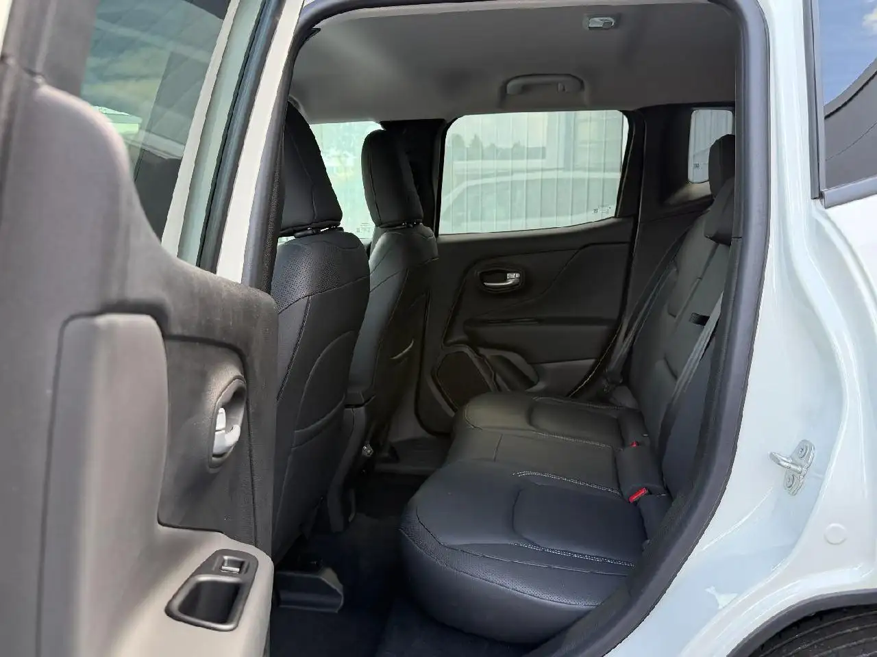 Jeep Renegade Longitude Mild-Hybrid FWD — معرض صور السيارة 10