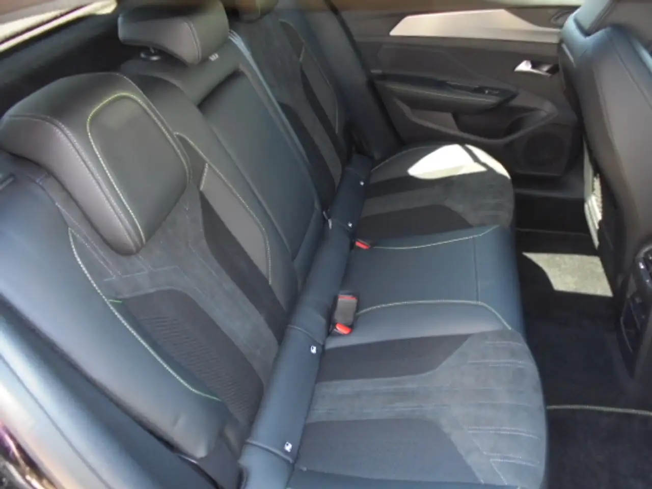 Peugeot 408 GT PureTech 130 Automatik EAT8 — Galería del vehículo 11