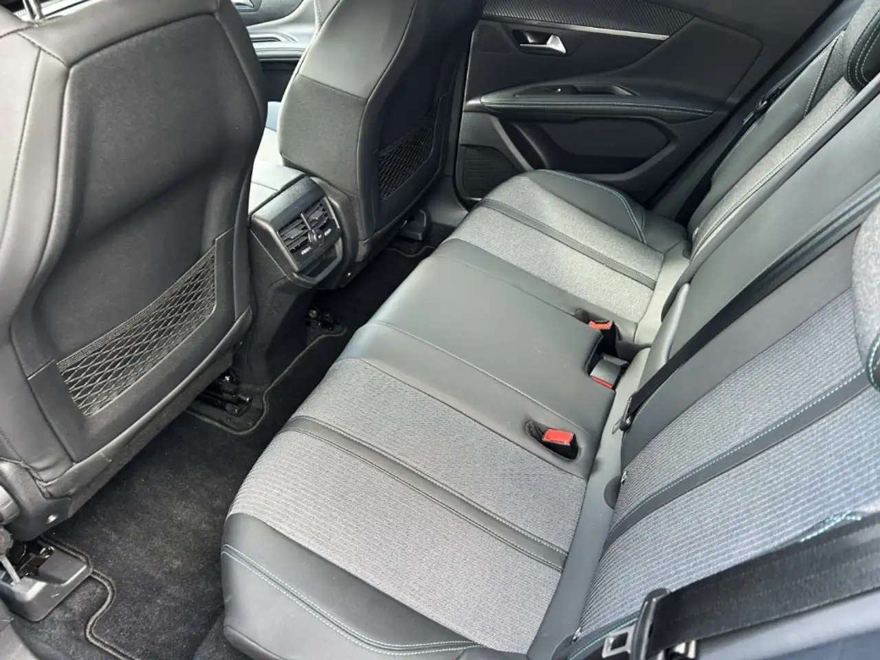 Peugeot 3008 Allure Pack Navi Digitales Cockpit LED ACC — Vehicle gallery 10