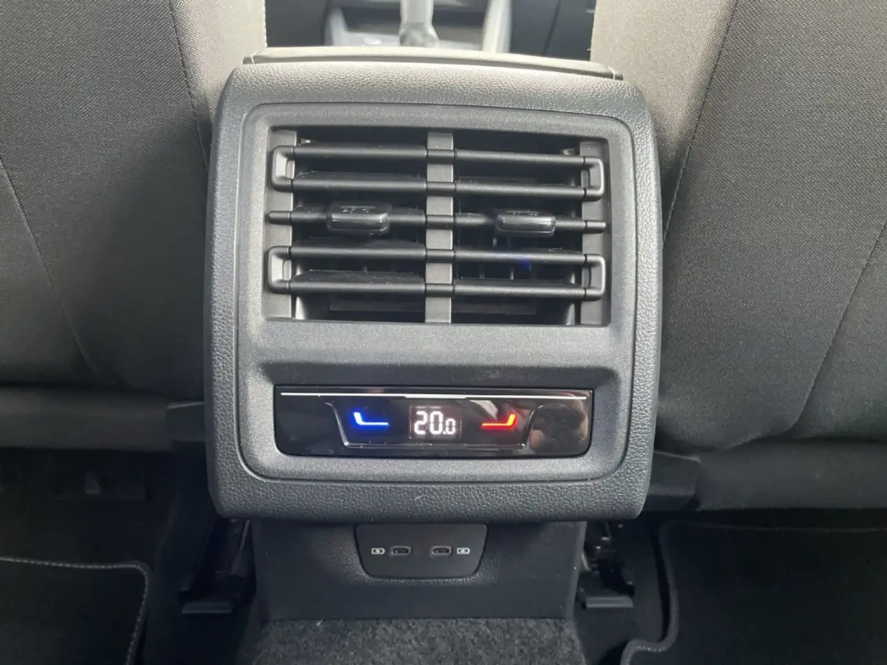 Volkswagen Golf VIII 1.5 TSI Move AHK/Kamera/LED Plus /Navi/Sitzhz — Vehicle gallery 26