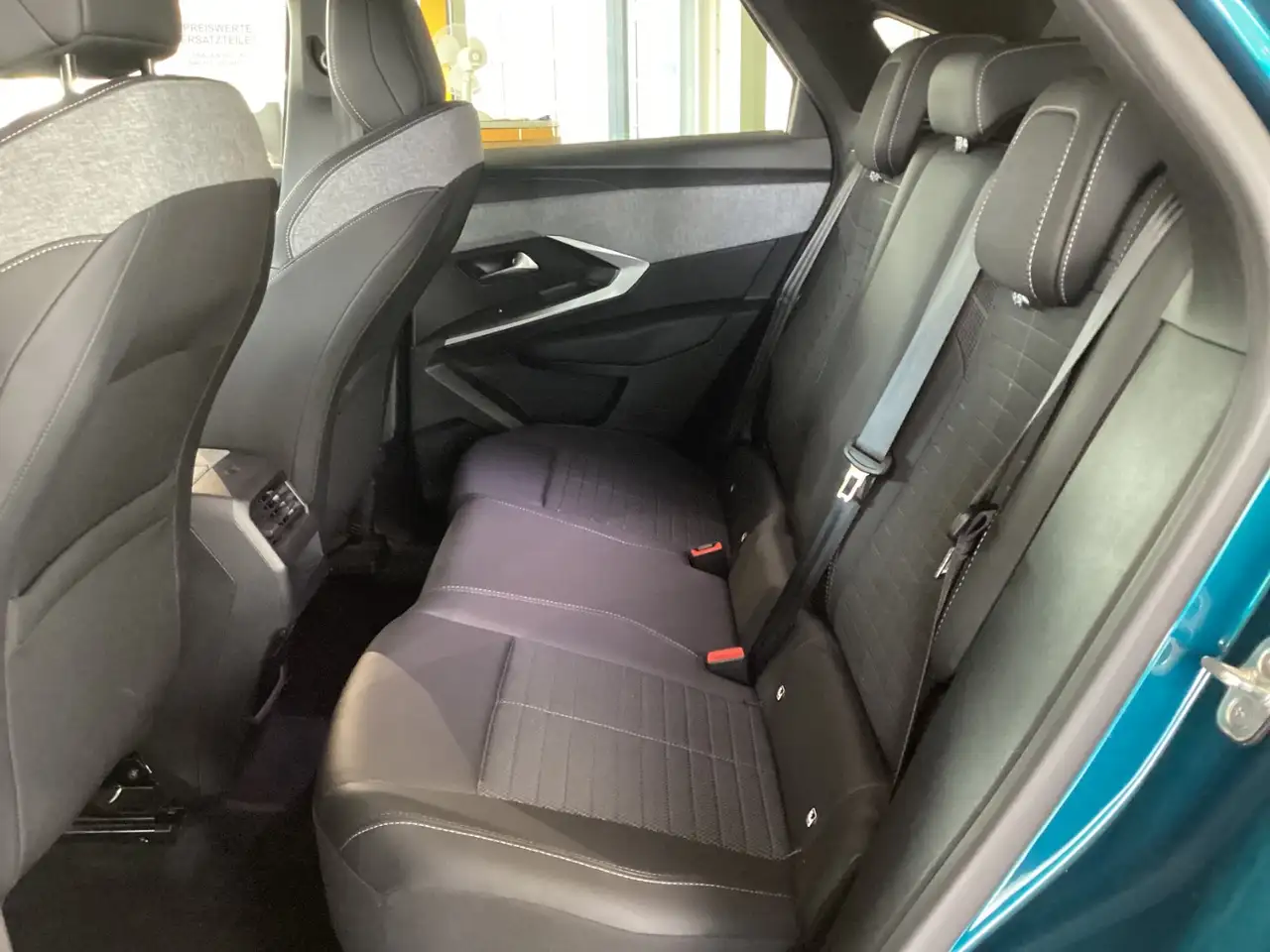 Peugeot 3008 1.2 Hybrid 136 ALLURE LED+Navi+NS+LM+ACC — Galerie du véhicule 19