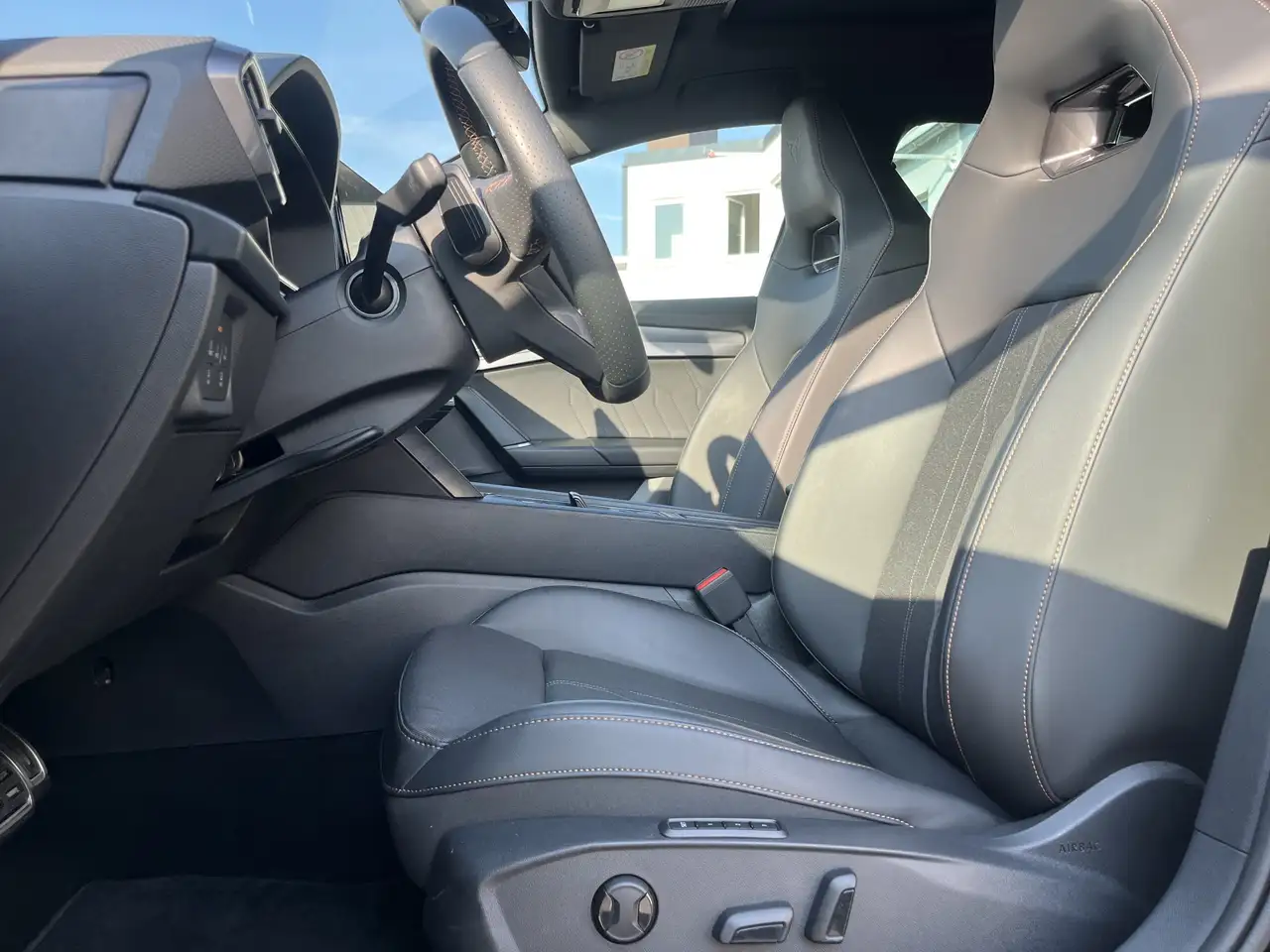 CUPRA Leon 2.0 TSI DSG VZ 179€ m.20% Anz. PANO Navi ACC LR- — معرض صور السيارة 13