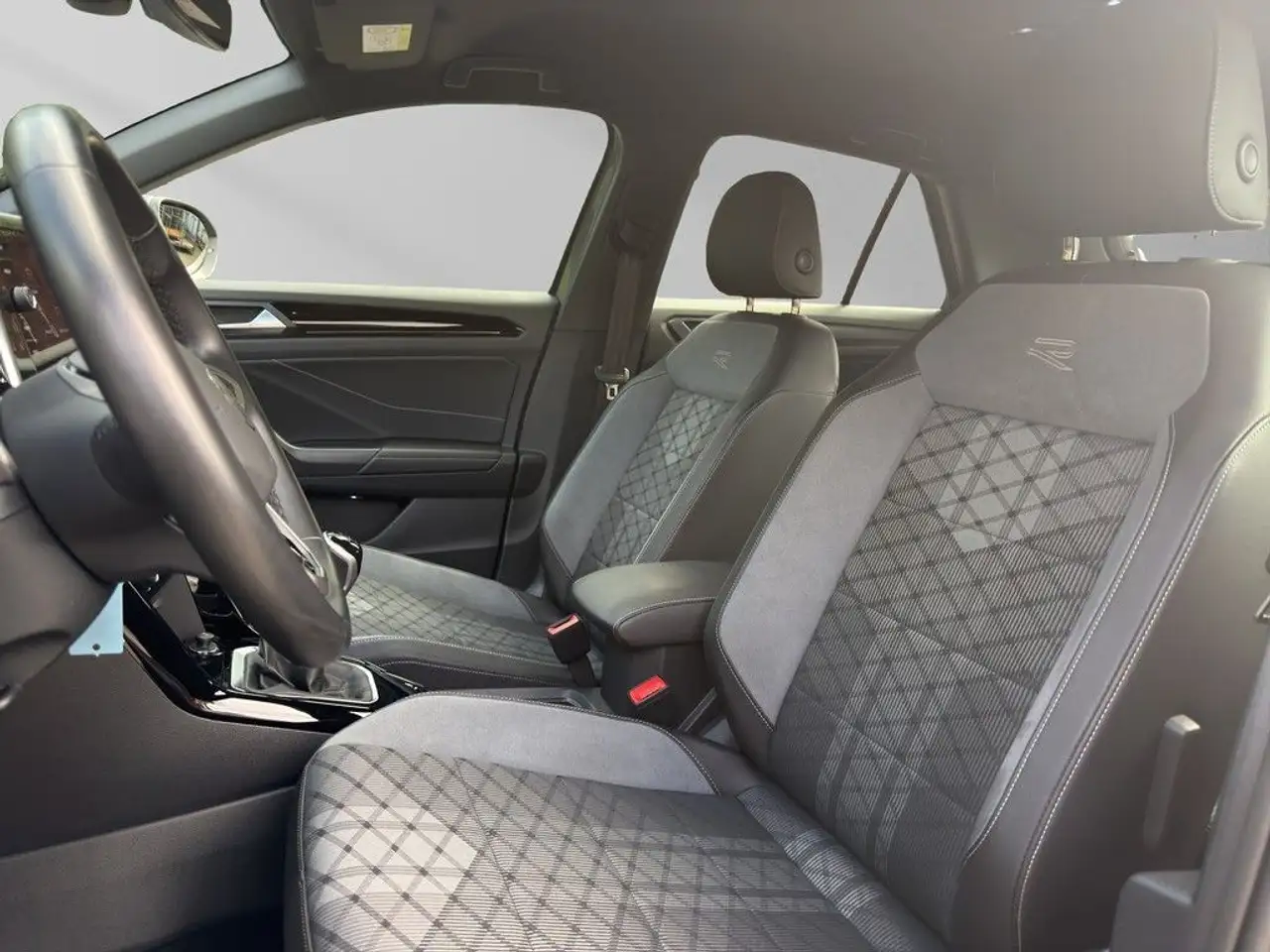 Volkswagen T-Roc 1.0l TSI R-Line SHZ-PDC-KLIMA-APP-ACC — Galería del vehículo 14