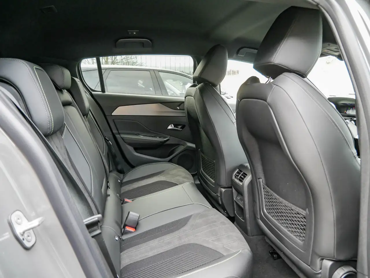Peugeot 308 1.2 GT EAT8 130 SHZ AKTIVSITZE MATRIX-LED — Galería del vehículo 20