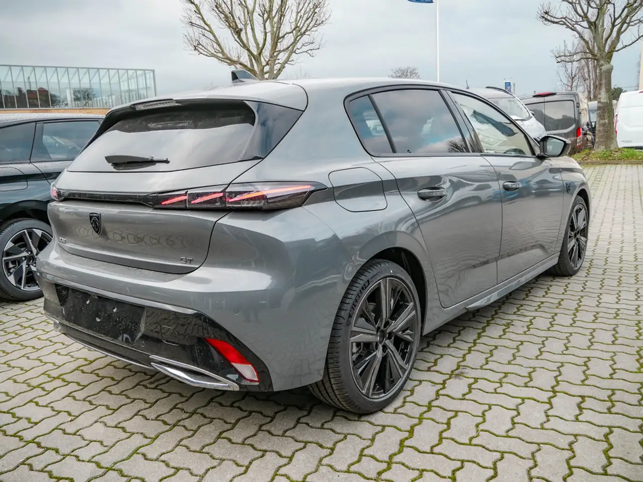 Peugeot 308 1.2 GT EAT8 130 SHZ AKTIVSITZE MATRIX-LED — Galería del vehículo 19
