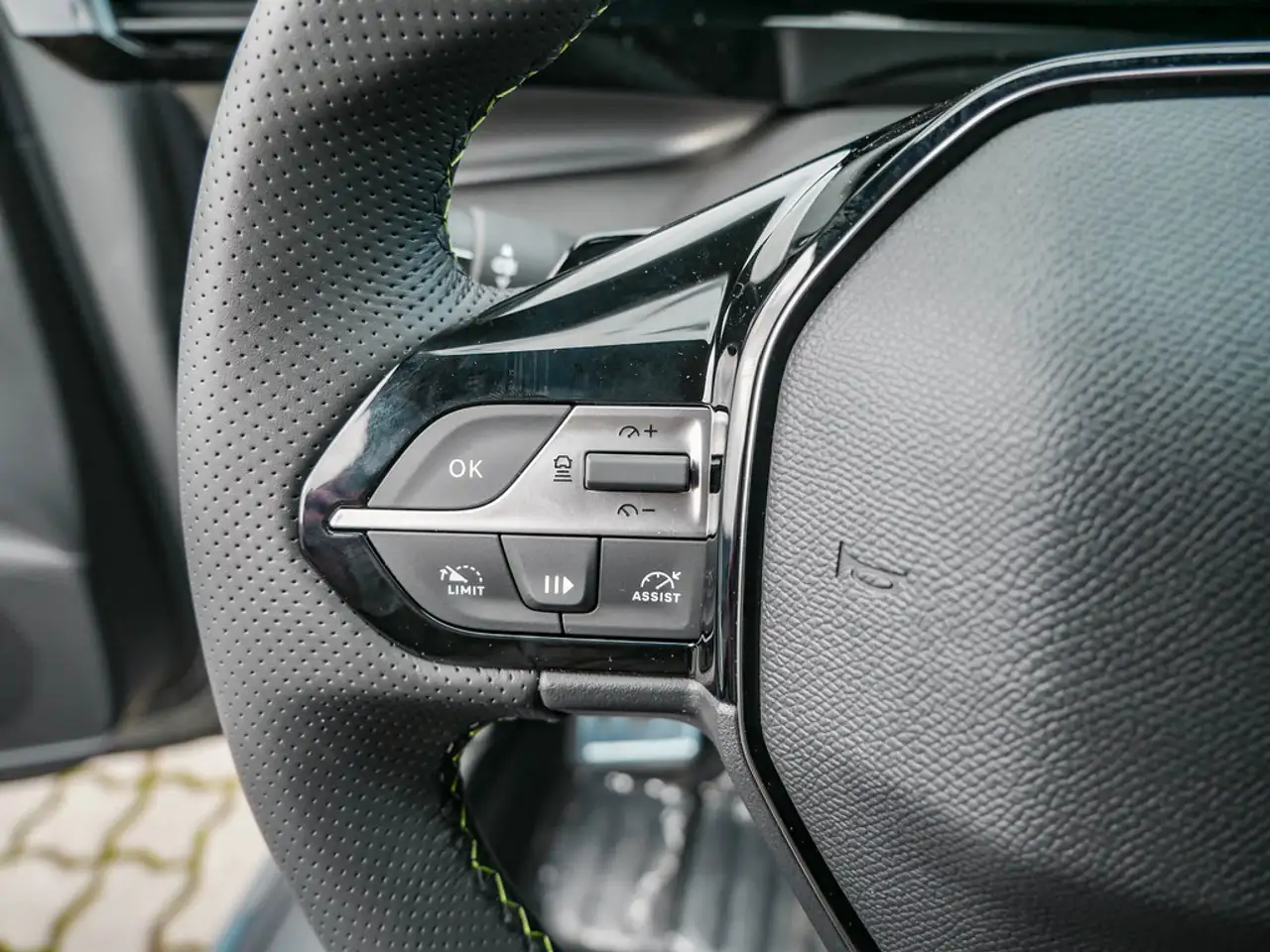 Peugeot 308 1.2 GT EAT8 130 SHZ AKTIVSITZE MATRIX-LED — Galería del vehículo 15