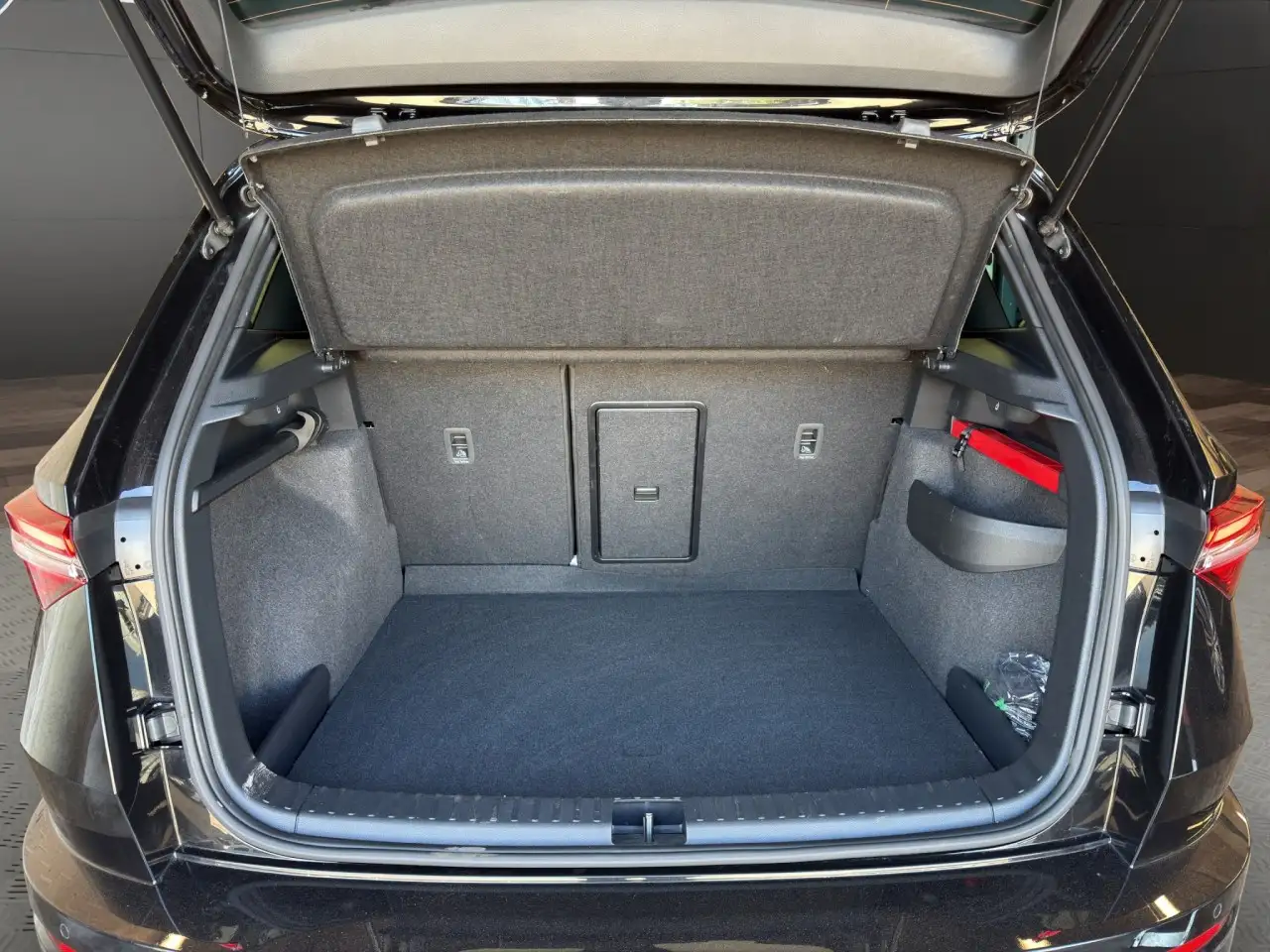 Skoda Karoq 2.0 TSI DSG 4x4 Sportline AHK+CANTON+PANO Klima — Vehicle gallery 21