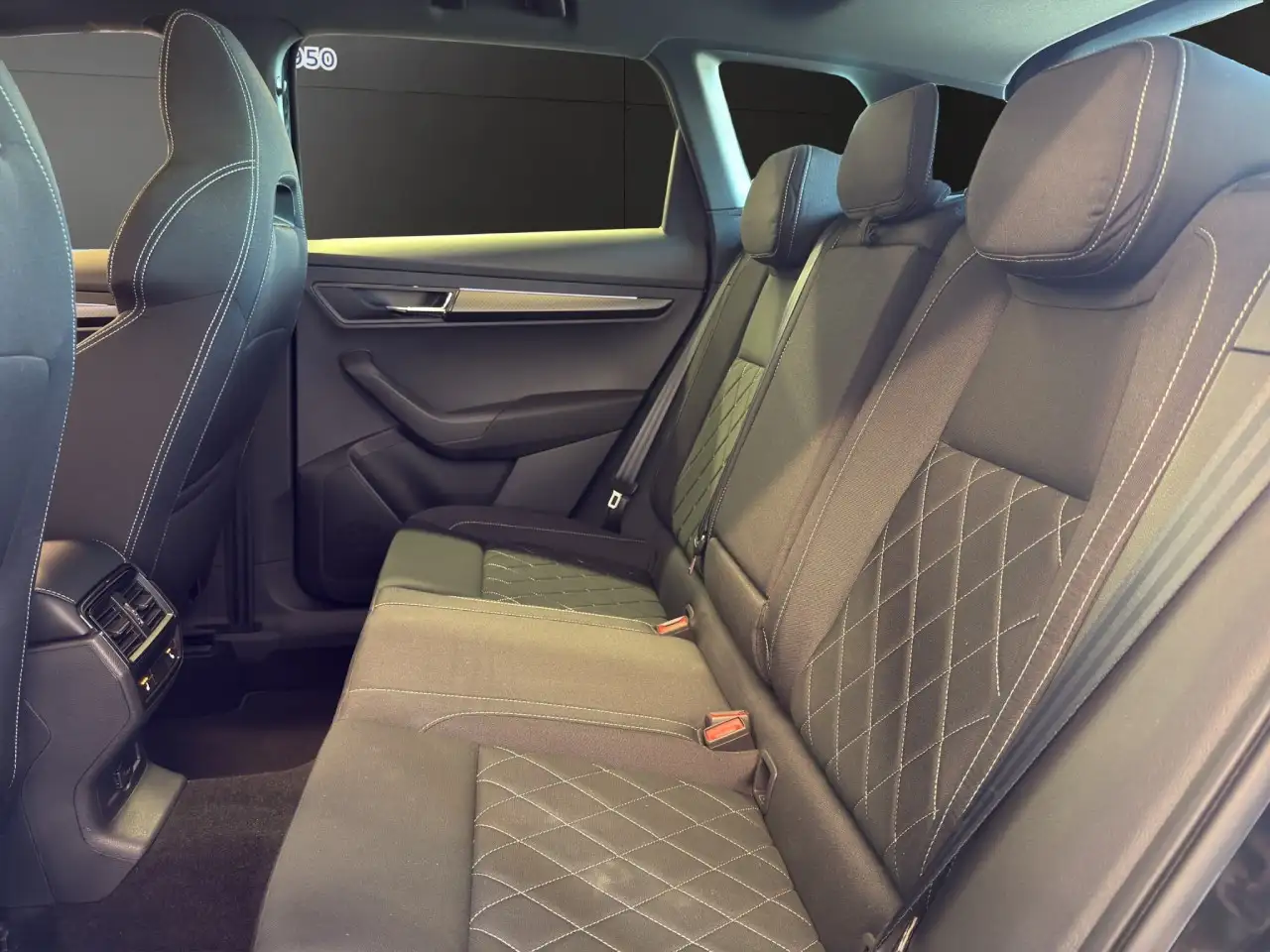 Skoda Karoq 2.0 TSI DSG 4x4 Sportline AHK+CANTON+PANO Klima — Vehicle gallery 12