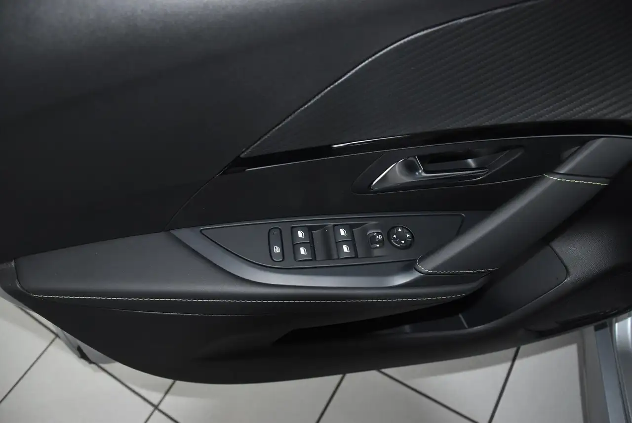 Peugeot 208 1.2 PureTech — معرض صور السيارة 3