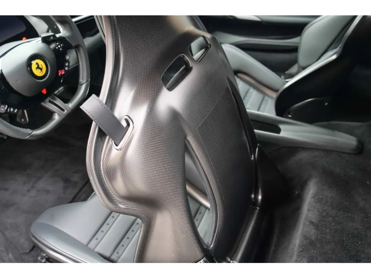 Ferrari 296 GTB *Carbon+LED*Lift*Daytona-Racingseats*JBL* — معرض صور السيارة 18