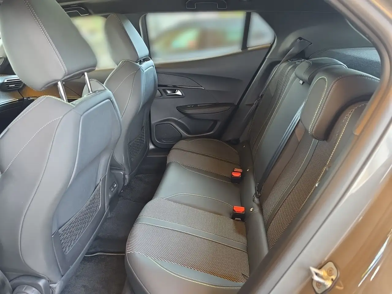 Peugeot 2008 1.2 PureTech 130 GT ACC KeyLess LED Navi — Vehicle gallery 7