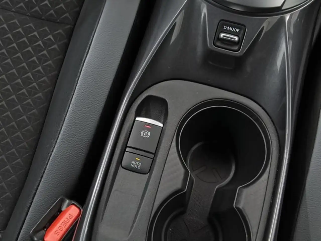 Nissan Juke 1.0 DIG-T N-Connecta 4x2 DCT 7 84kW — معرض صور السيارة 24