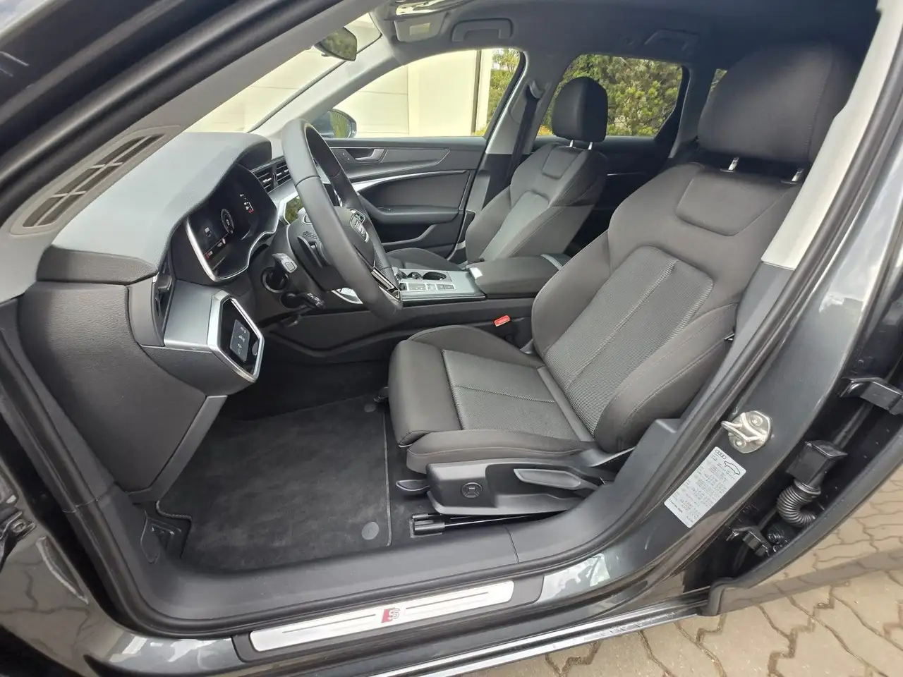 Audi A6 Avant 45 TFSI quattro S line — Vehicle gallery 13