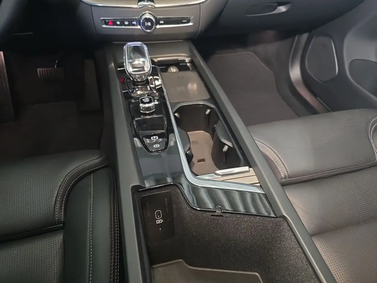Volvo XC60 XC60 B5 B AWD Plus Dark — معرض صور السيارة 22