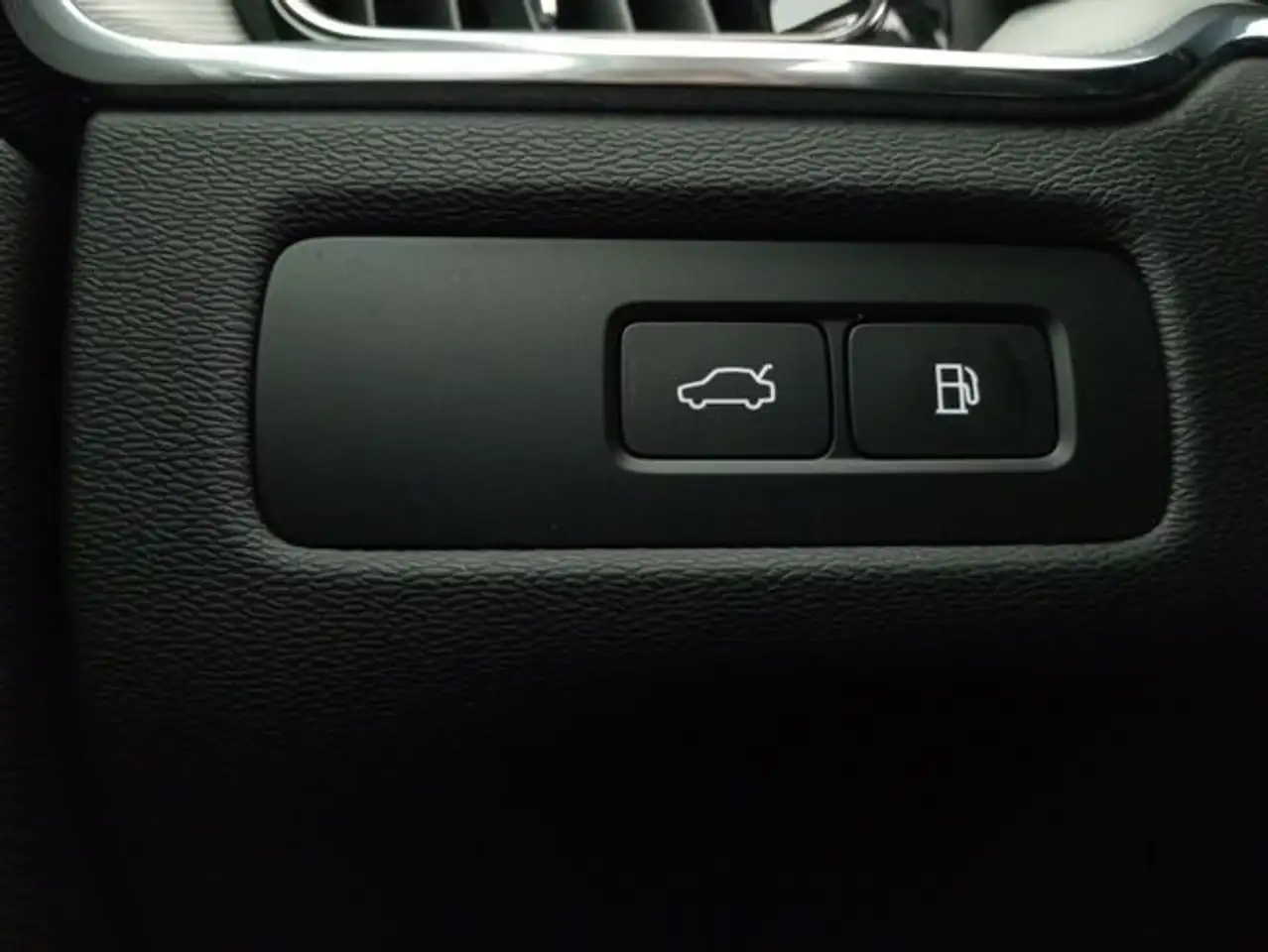Volvo XC60 T6 Recharge Plus Dark — Galería del vehículo 23