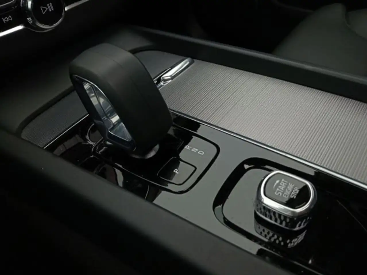 Volvo XC60 T6 Recharge Plus Dark — Galería del vehículo 17