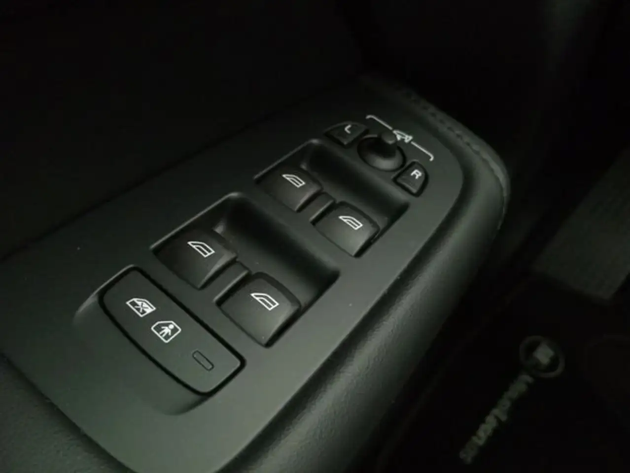 Volvo XC60 T6 Recharge Plus Dark — Galería del vehículo 22
