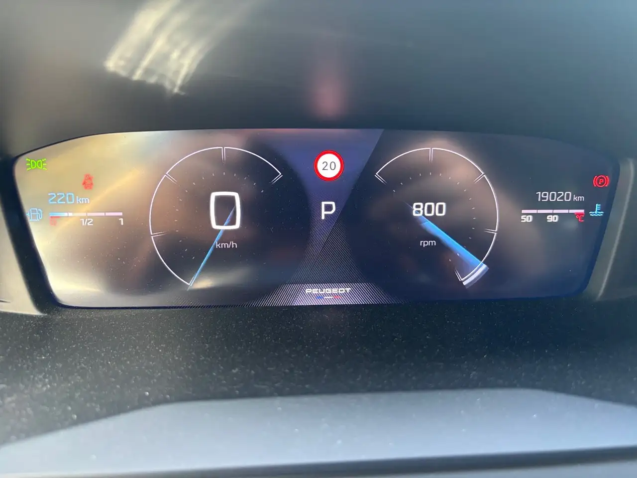 Peugeot 2008 1.2 PureTech 130 Allure LED PDC Navi Kamera — معرض صور السيارة 5
