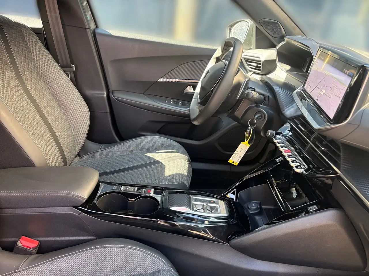 Peugeot 2008 1.2 PureTech 130 Allure LED PDC Navi Kamera — معرض صور السيارة 14