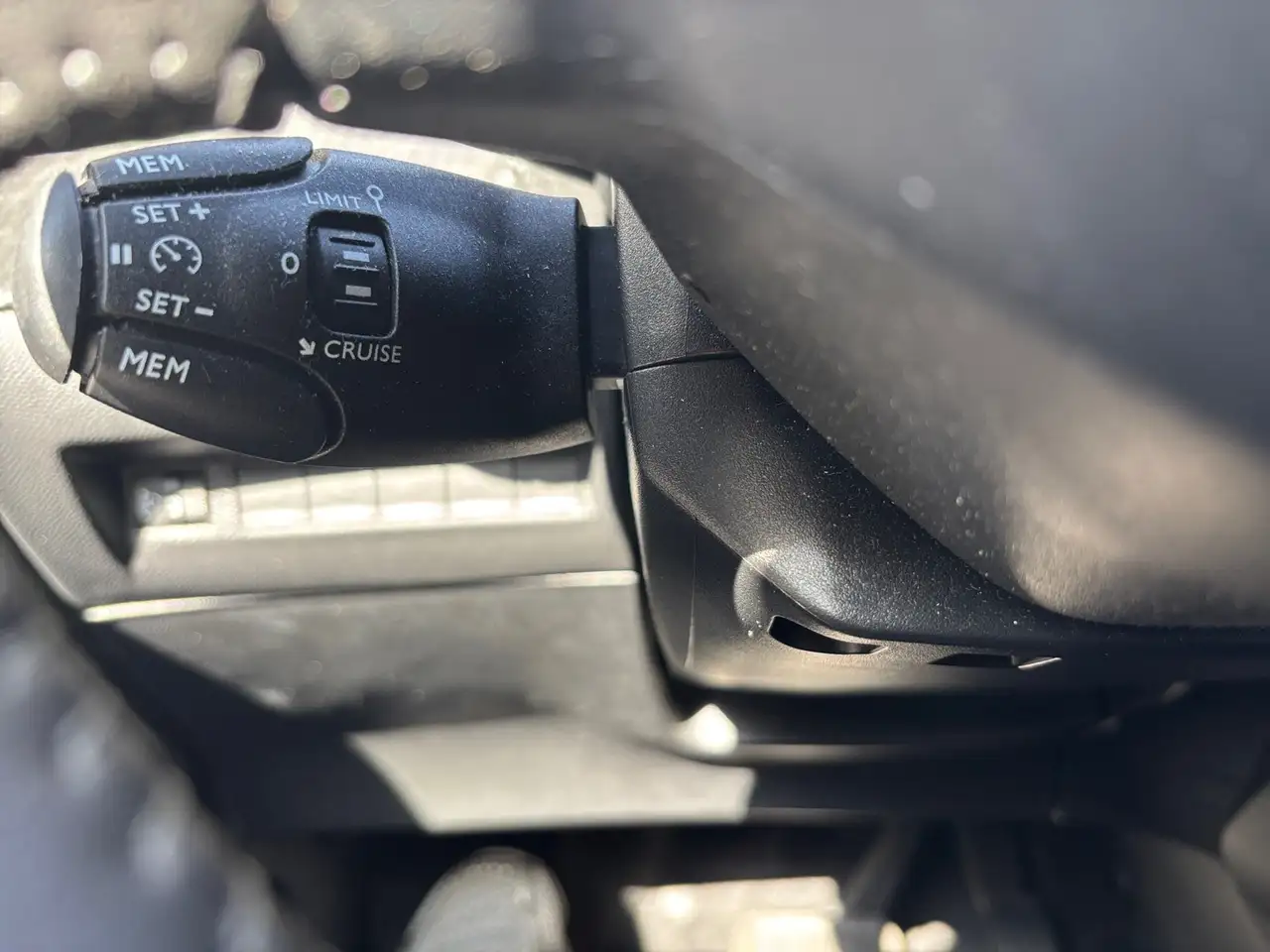 Peugeot 2008 1.2 PureTech 130 Allure LED PDC Navi Kamera — معرض صور السيارة 7