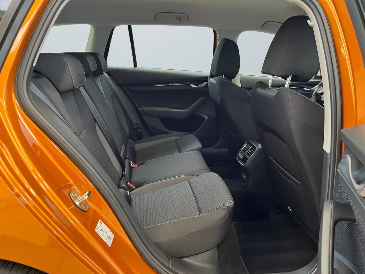 Skoda Octavia Combi Selection 1.5TSI mHEV DSG Klima PDC — معرض صور السيارة 11