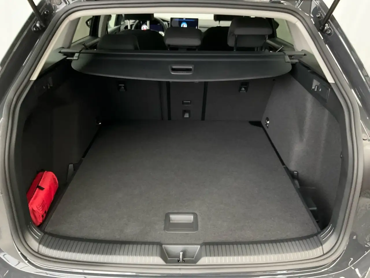 Volkswagen Golf Variant Golf VIII Variant LIFE 1.5eTSI 150PS DSG ACC.AHK.K — Vehicle gallery 8